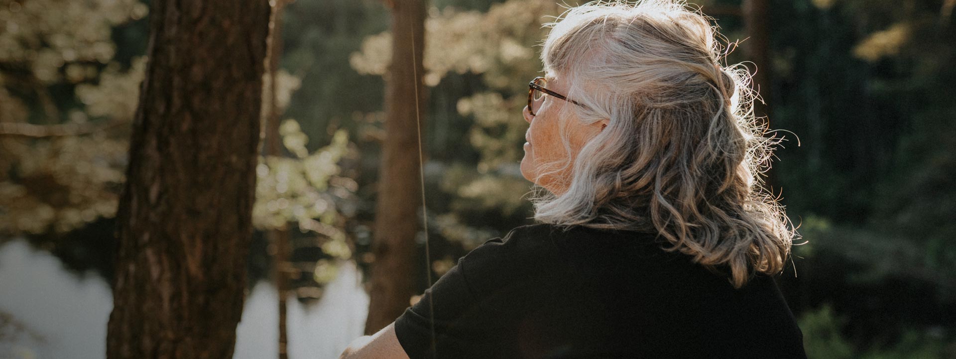 Kvinna sitter i skogen