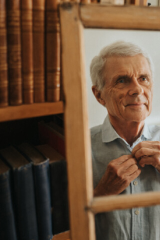 Man som knyter slips