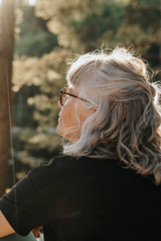 Kvinna sitter i skogen