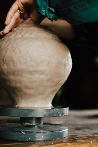 Person som drejar stor kruka