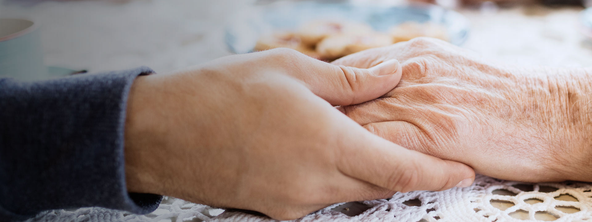 Två par händer som håller varandra