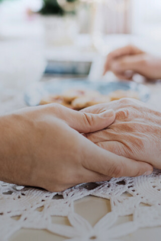 Två par händer som håller varandra